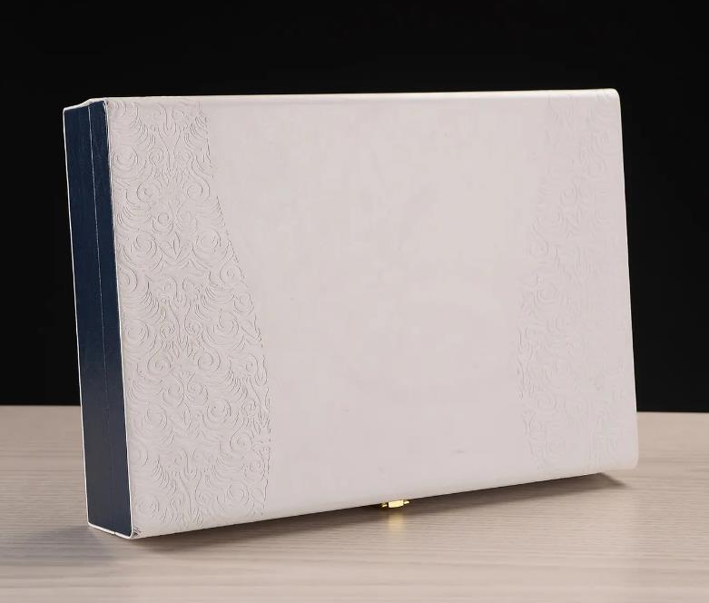 包装盒定制厂家：化妆品礼盒材质怎么选择?